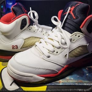 Jordan v 5 fire red size 6y